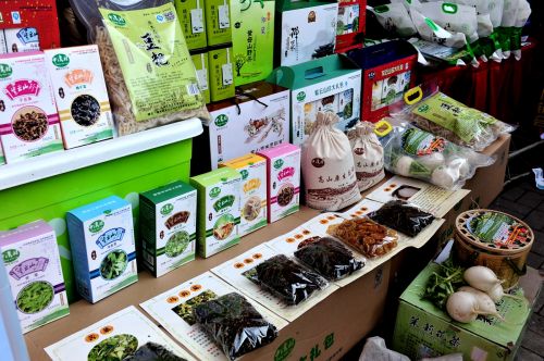 首屆江西鄱陽湖綠色農產品展銷會開幕 南昌瓦罐湯亮相引圍觀.